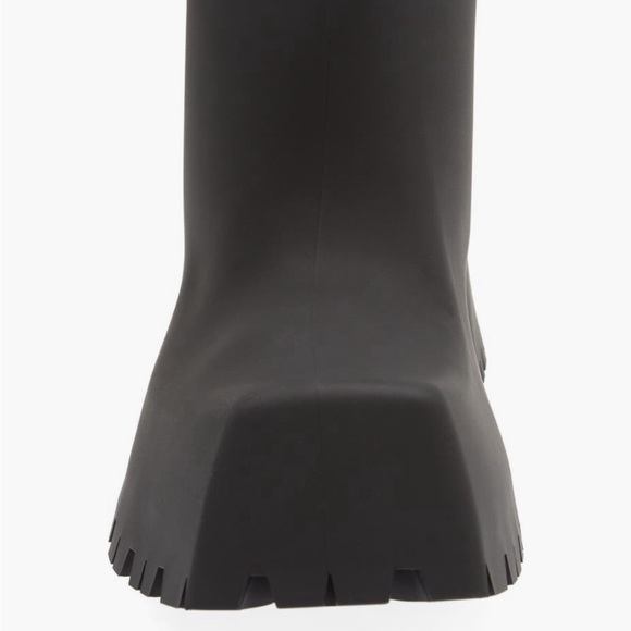 Step Boldly with the Balenciaga Trooper Rubber Boots –Rugged Elegance for Women! - Picture 8 of 15